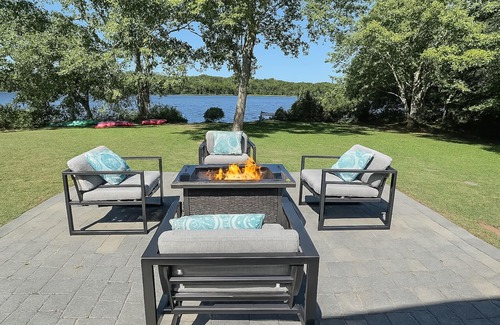 South Yarmouth House | WATERFRONT Kayaks & SUP’s ★ Pet friendly ★ HOT TUB ★ Firepit & FPL★ King bed