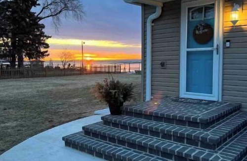 Oshkosh House | Waterfront Lake House, Kayaks and Large Yard