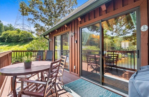 Six Mile Ski Chalet | Waterfront LAKE KEOWEE Chalet near Clemson University