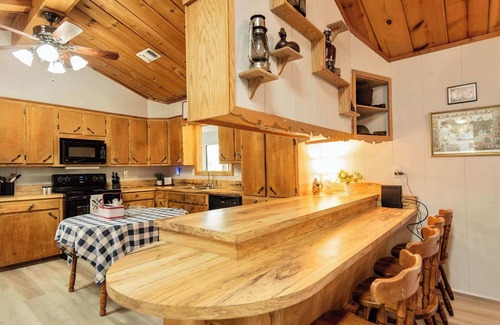 Anacoco House | Waterfront Lake Retreat Private Dock & Fire Pit