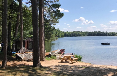 Lac du Flambeau House | Waterfront Lake Lodge with fireplace: Sleeps 10. Pets Ok. Fall Pontoon Specials!