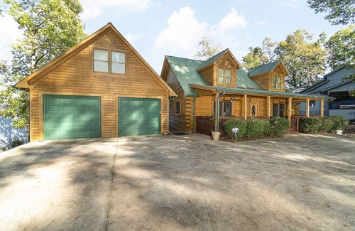 Six Mile House | Waterfront Log Cabin on Lake Keowee