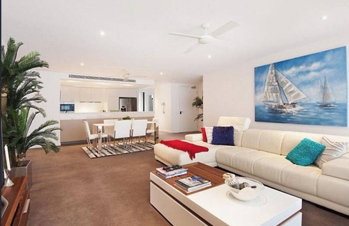 Hollywell Apartment | Waterfront Luxury Retreat | Resort Facilities Hot Tub, Pools, Sauna, Tennis