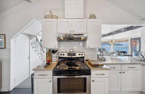 Burley House | Waterfront - On The Beach! Green Cleaned-Pet Friendly