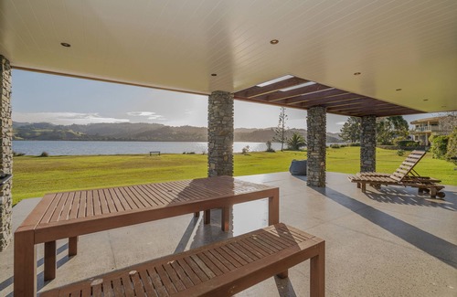 Pauanui House | Waterfront property - House plus guest house
