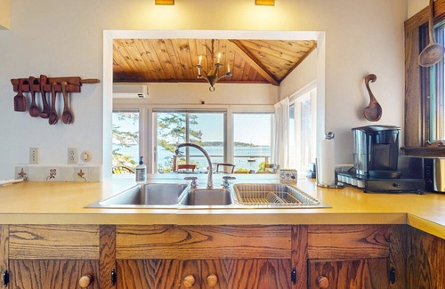 Southport Apartment | Waterfront Retreat on Southport Island - Pet-Friendly, Sleeps 6