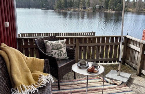 Hedetorpet Cabin | Waterfront Guesthouse with Private Dock & Rowboat