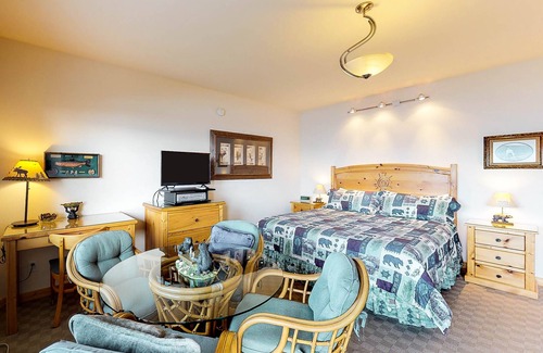 Polson Apartment | Waterfront studio with beautiful mountain & lake views, lawn & swimming docks