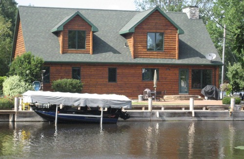 Oshkosh House | WATERFRONT VIEWS From EVERY Window! CABIN LODGE ON WATER & CLOSE TO EVERYTHING!