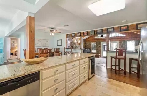 Gun Barrel City House | Waterfront, volleyball court, 2 mins to town, amazing patio, fire pit & more
