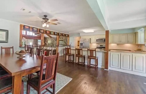 Gun Barrel City House | Waterfront, volleyball court, 2 mins to town, amazing patio, fire pit & more