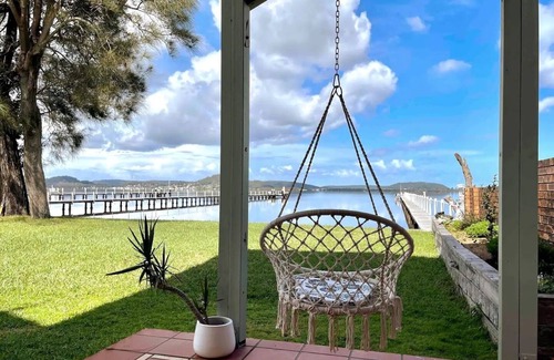 Tascott House | Waterfront With Jetty Big Holiday Home