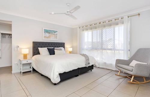 Toogoom House | Waters Edge Retreat - Stunning Modern Home on the Lake