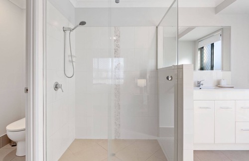 Toogoom House | Waters Edge Retreat - Stunning Modern Home on the Lake