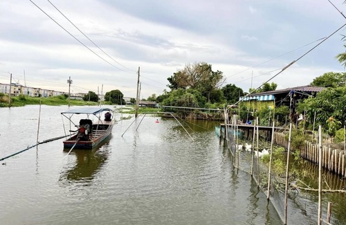 Thap Yao House | Waterside Thai House, 10 minutes from Airport .