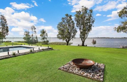 Yarrawonga House | Waterview Place Holiday House