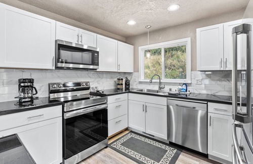 Retsil House | Waterviews, Gameroom, close to DT, & Ferries!