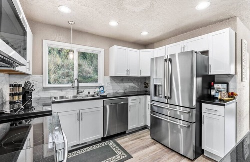 Retsil House | Waterviews, Gameroom, close to DT, & Ferries!