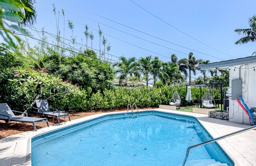 Coral Shores House | Wave n' Palm | House in Fort Lauderdale with turquoise pool