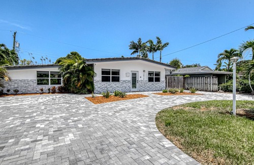 Coral Shores House | Wave n' Palm | House in Fort Lauderdale with turquoise pool