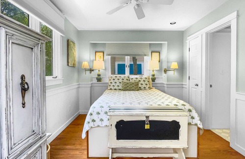Seaside Cottage | "Waves" | Community Heated Pool | Close to Town Square & Private Beach Access | Dog-Friendly