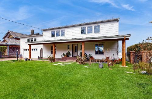 Seaside House | Waves On The Rocks