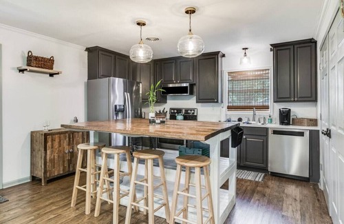Breaux Bridge House | Way of Wisdom · Modern design small town charmer w/fast wifi