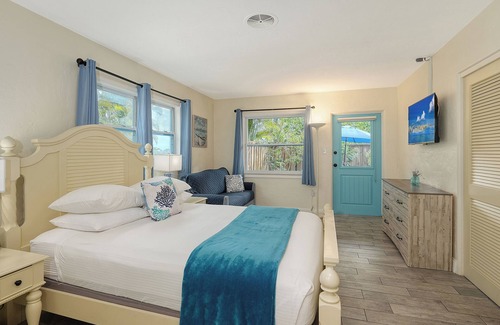 Sarasota Hotel | We'd love to welcome you to our serene tropical getaway. A place for memories.