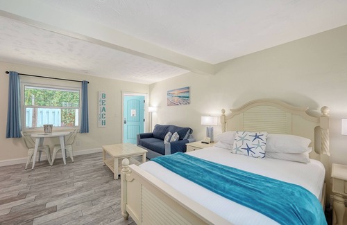 Sarasota Hotel | We'd love to welcome you to our serene tropical getaway. A place for memories.