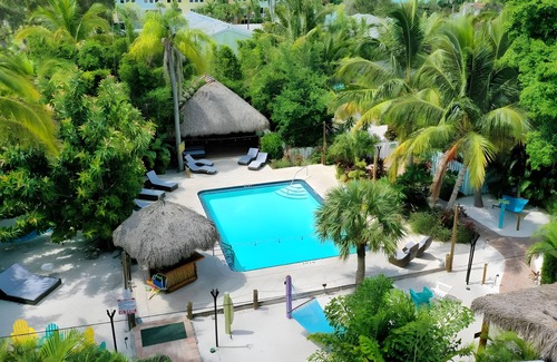 Sarasota Hotel | We'd love to welcome you to our serene tropical getaway. A place for memories.