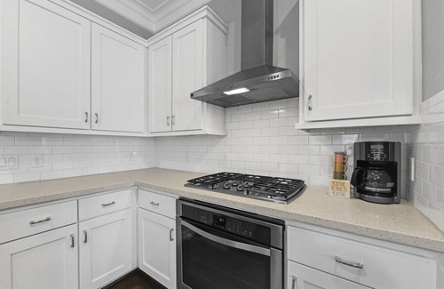 Shady Acres House | We Have Electricity! Luxury Home in The Heights! Pet Friendly, Sleeps 8