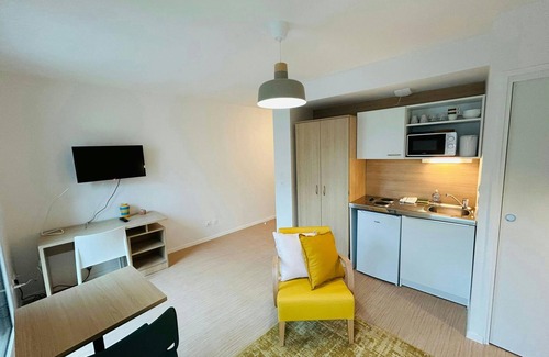 Barbatre Apartment | We Live In R - Suite 302