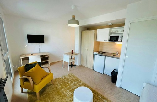 Barbatre Apartment | We Live In R - Suite 302