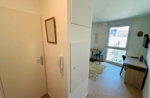 Barbatre Apartment | We Live In R - Suite 402