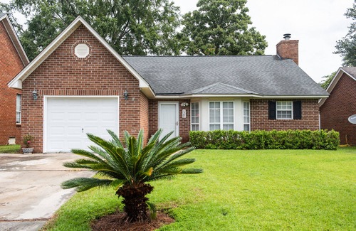 Hanahan House | We love pets! 6ft fenced in backyard and pet amenities.