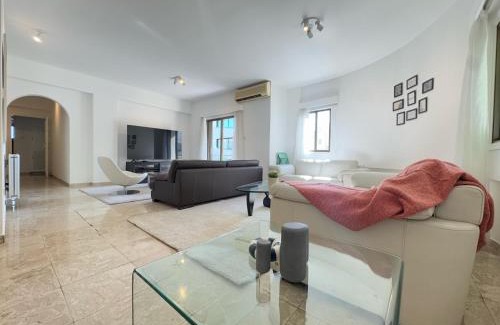 City Centre Apartment | Wealthystays Stasandrou Residence