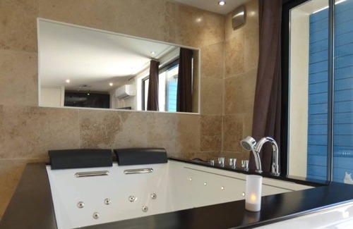 Senas Apartment | Week-end en Amoureux Avec spa Privatif Jacuzzi- Legendespa.fr