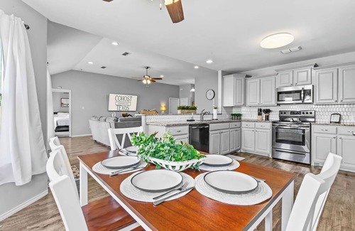 Abilene House | Weekday Fall Deals ~ Near Dyess ~Dogs OK~ Sleeps 8 ~ 5 Stars ~ Spacious ~Clean