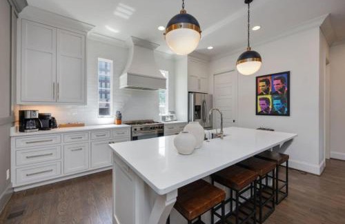 South Nashville House | WeHo Indie Villa 3 Bedroom 3 Bath Just 1.3 Miles to Geodis