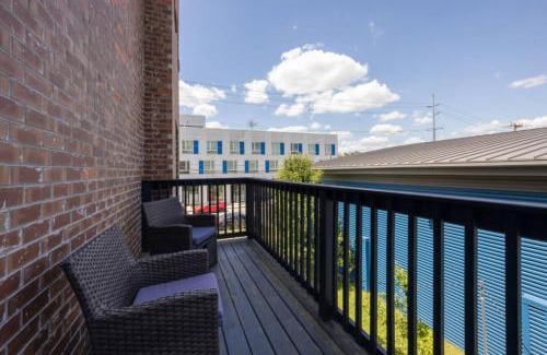 South Nashville House | WeHo Indie Villa 3 Bedroom 3 Bath Just 1.3 Miles to Geodis