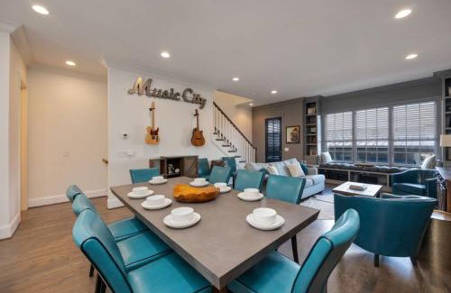 South Nashville House | WeHo Indie Villa 3 Bedroom 3 Bath Just 1.3 Miles to Geodis