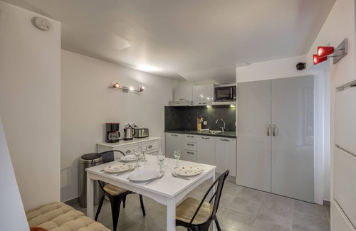Menthon-Saint-Bernard House | Welcome to Les Volets Azur, a lovely fully renovated village house, ideal for a romantic getaway in the heart of Menthon-Saint-Bernard. Nestled between lake and mountains, this cozy home offers a peaceful and warm atmosphere.