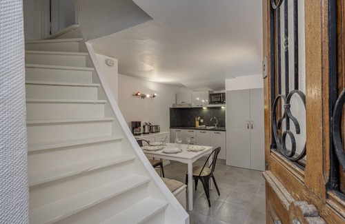 Menthon-Saint-Bernard House | Welcome to Les Volets Azur, a lovely fully renovated village house, ideal for a romantic getaway in the heart of Menthon-Saint-Bernard. Nestled between lake and mountains, this cozy home offers a peaceful and warm atmosphere.