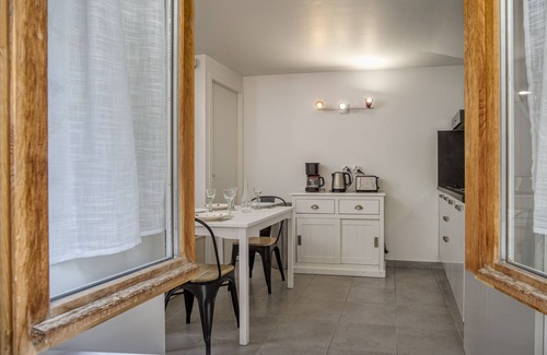 Menthon-Saint-Bernard House | Welcome to Les Volets Azur, a lovely fully renovated village house, ideal for a romantic getaway in the heart of Menthon-Saint-Bernard. Nestled between lake and mountains, this cozy home offers a peaceful and warm atmosphere.