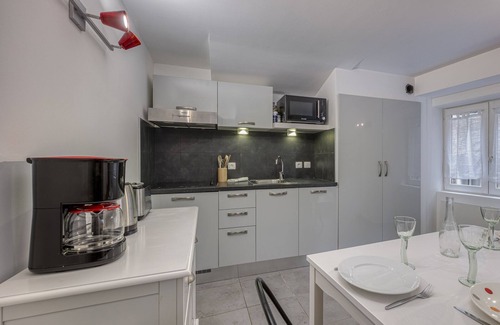 Menthon-Saint-Bernard House | Welcome to Les Volets Azur, a lovely fully renovated village house, ideal for a romantic getaway in the heart of Menthon-Saint-Bernard. Nestled between lake and mountains, this cozy home offers a peaceful and warm atmosphere.