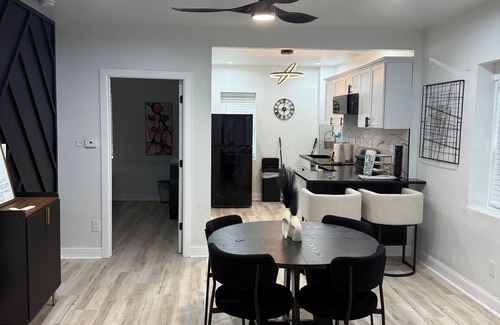 Hyde Park House | Welcome! This stylish and spacious three-story gateway