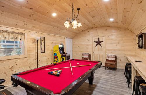 Gatlinburg - Pigeon Forge House | Welcome to Bearfeet Retreat a pristine cabin in a quiet corner in the heart of Wears Valley