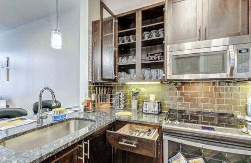 East Downtown Houston Apartment | Welcome to Deet’s Place!