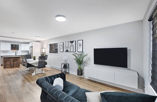Welland Apartment | Welcome To Our Modern 2Bdrm/1Bth w/Laundry/BBQ