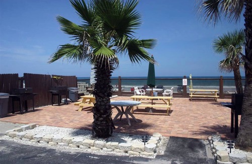 Bostwick Park Resort | Welcome to The Sea Dip Beach Resort located in Daytona Beach! Beach Access Open!